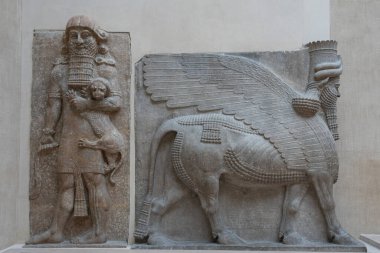 Paris, Fransa - 02 19 2023: Le Louvre Müzesi. Dur-Sharrukin kalesindeki saray, günümüz Horsabad 'ı.