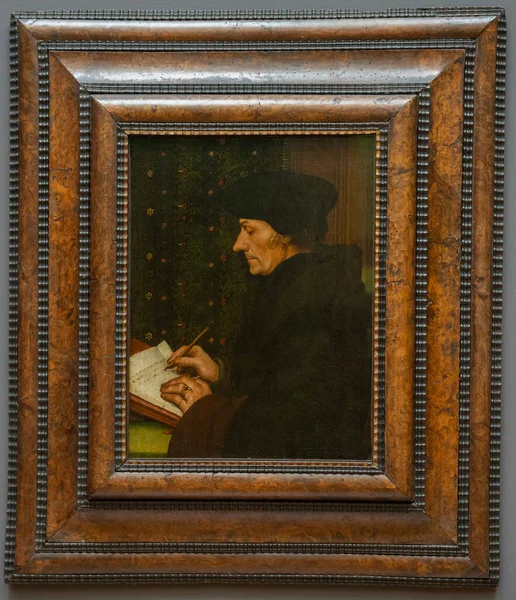 Paris, Fransa - 02 19 2023: Le Louvre Müzesi. Hans Holbein le Jeune tarafından çizilen hümanist Erasmus 'un portresi