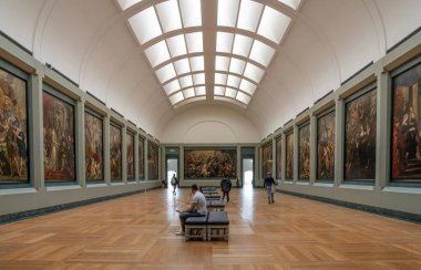 Paris, Fransa - 02 19 2023: Le Louvre Müzesi. Marie de Medici 'nin portre odasını muzaffer bir kraliçe olarak görün.