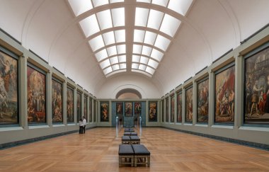 Paris, Fransa - 02 19 2023: Le Louvre Müzesi. Marie de Medici 'nin portre odasını muzaffer bir kraliçe olarak görün.