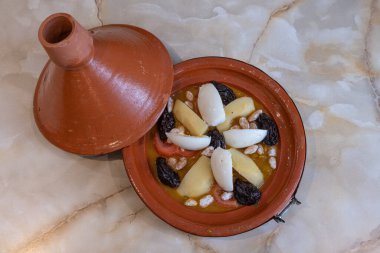 Tunus mutfağı natürmort. Kuru erik ve bademli etiket