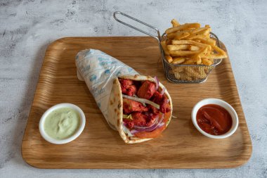 Hint mutfağı natürmort. Patates kızartması ve baharatlı soslu Tikka soslu sandviç.