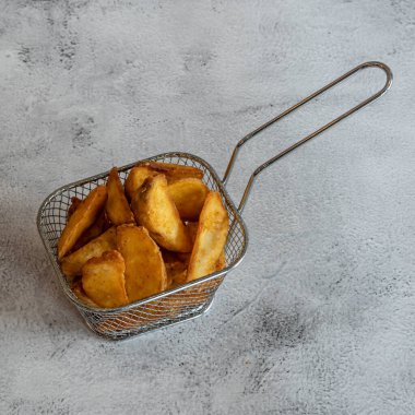 Hint mutfağı natürmort. Bir sepet patates kızartması