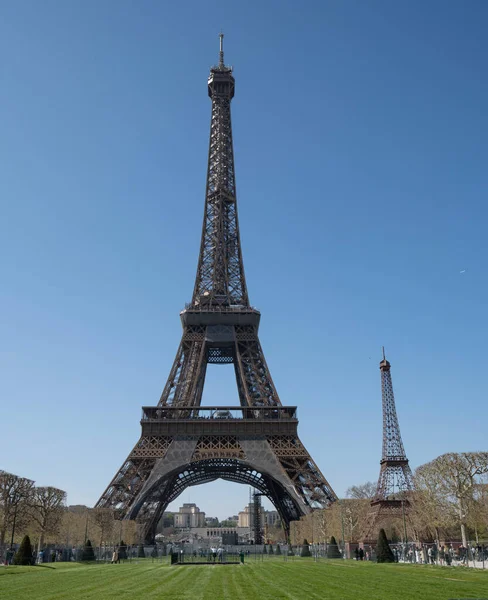 Париж Франція 2023 Репродукція Ейфелевої Вежі Висотою Метри Поруч Реальною — стокове фото