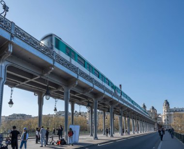 Paris, Fransa - 04 05 2023: Bir-Hakeim Köprüsü 'nden kalkan hava metrosunun görüntüsü