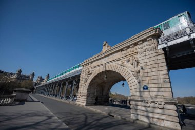 Paris, Fransa - 04 05 2023: Bir-Hakeim Köprüsü 'nden kalkan hava metrosunun görüntüsü