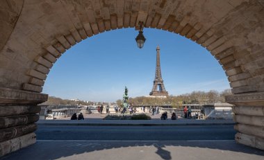 Paris, Fransa - 04 05: 2023: Rönesans Fransa heykeli, binicilik heykeli ve Bir-Hakeim Köprüsü 'nden Eyfel kulesi
