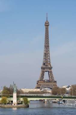 Paris, Fransa - 04 05: 2023: Özgürlük Anıtı, Mirabeau Köprüsü 'nden Grenelle Köprüsü