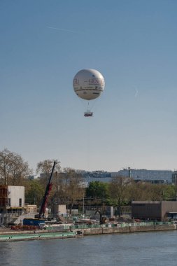 Paris, Fransa - 04 05 2023: Paris 'in gökyüzünde sıcak hava balonu