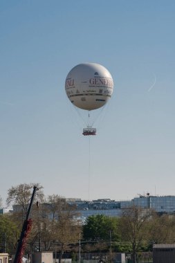 Paris, Fransa - 04 05 2023: Paris 'in gökyüzünde sıcak hava balonu