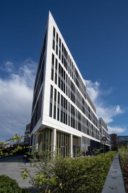 Courbevoie, Fransa - 04: 12 2023: Bir binanın siyah ve beyaz cephesi