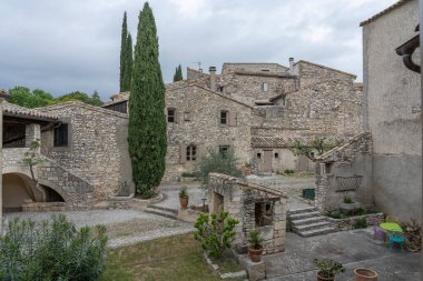 Provence 'deki bir köyde tipik bir ev manzarası
