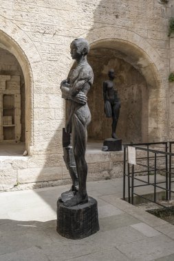 Baux-De-Provence, Fransa - 04 21 2023: Provence 'deki bir köyde Hotel de Manville' in iç avlusunun manzarası