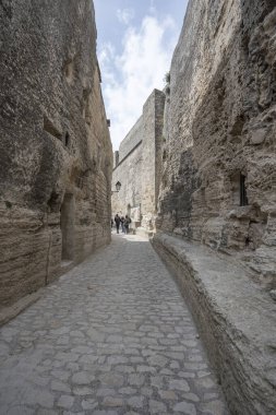 Baux-De-Provence, Fransa - 04 21 2023: Provence 'deki bir köyde tipik bir sokak manzarası