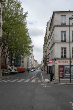 Paris, Fransa - 05 01 2023: Ourcq Kanalı. Yokuş aşağı uzun bir cadde ve temiz bir bisiklet yolu manzarası