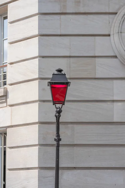 Червона Вулична Лампа Вздовж Кам Яної Стіни — стокове фото