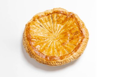 Ev yapımı çikolatalı pasta sunumu.