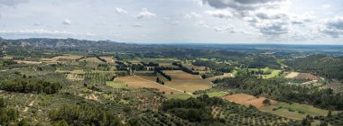 Baux-De-Provence, Fransa - 04: 21 2023: Provence 'deki bir köydeki Plateau de Costapera' nın saf kanatlarından manzara