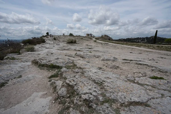 Provence 'deki Les Baux platosunun kayalık kireçtaşı çıkıntısından panoramik manzara