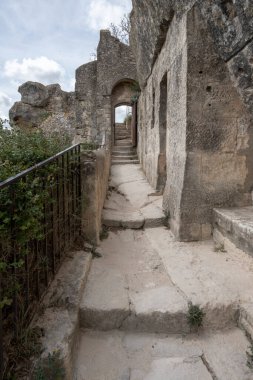 Baux-De-Provence, Fransa - 04: 21 2023: Provence 'deki bir köydeki Plateau de Costapera' nın saf kanatlarından manzara