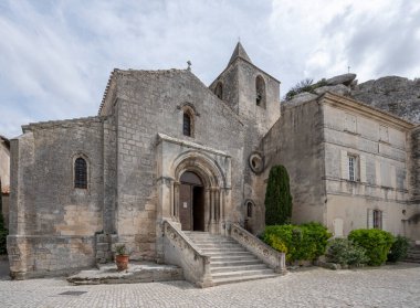 Baux-De-Provence, Fransa - 04 21 2023: Provence 'deki bir köyde tipik bir sokak manzarası