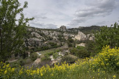 Baux-De-Provence, Fransa - 04 21 2023: Provence 'deki bir köyde tipik bir sokak manzarası