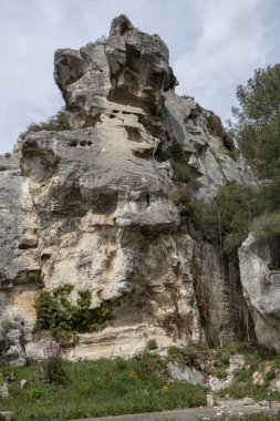 Aydınlanma kariyerlerinin yakınındaki kayalıkların görüntüsü