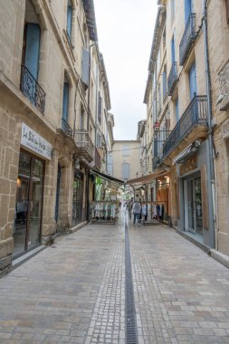 Sommieres, Fransa - 04 21 2023: Occitania 'daki bir köyde tipik bir caddenin görüntüsü
