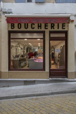 Sommieres, Fransa - 04 21 2023: Occitania 'daki bir köyde tipik bir caddenin görüntüsü