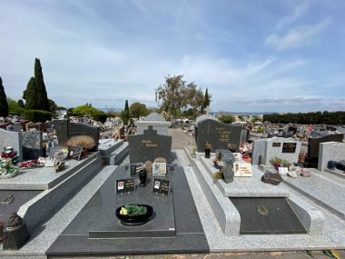 Sete, Fransa - 04 23 2023: Le Py Mezarlığı 'ndaki mezarların görüntüsü