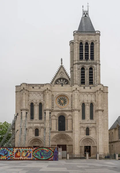 フランス 2023年5月15日 ドニ大聖堂と大聖堂のファサードの眺め — ストック写真