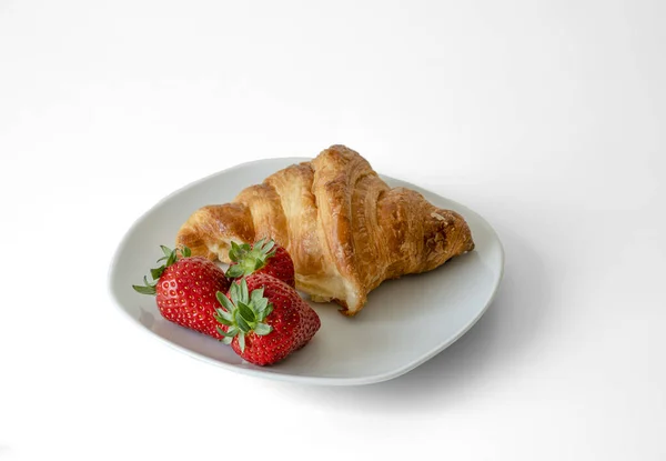 Kulinářská Zátiší Croissant Tři Jahody Talíři — Stock fotografie