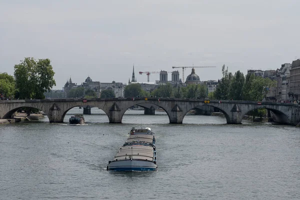 Parijs Frankrijk 2023 Kades Van Seine Uitzicht Een Schip Dat — Stockfoto