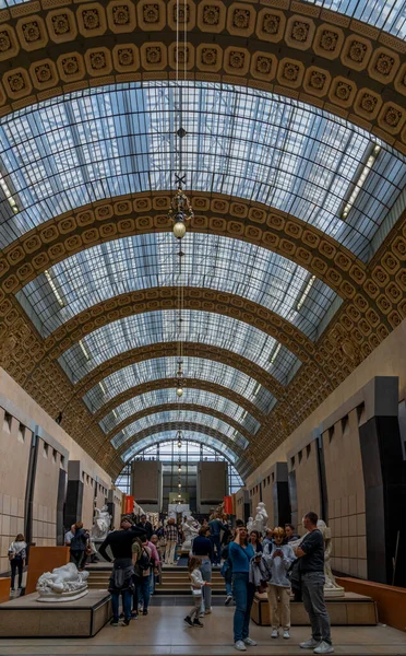 法国巴黎 2023 Orsay博物馆 参观博物馆的大厅 金钟和玻璃顶篷背景 — 图库照片