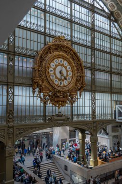 Paris, Fransa - 05: 18 2023: Orsay Müzesi. Müzenin ana salonundan Altın Saat Manzarası