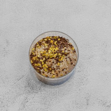 Fransız mutfağı natürmort. Çikolatalı mus tatlısı.