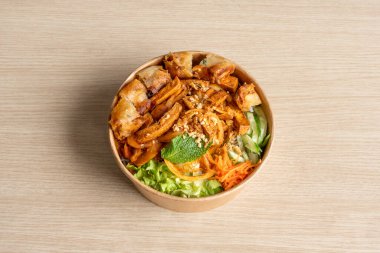 Asya mutfağı Still Life. Bo Bun şehriyeli vejetaryen böreği, salata ve rendelenmiş havuç.