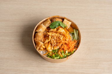 Asya mutfağı Still Life. Tavuklu çörek, börek, salata ve rendelenmiş havuç.