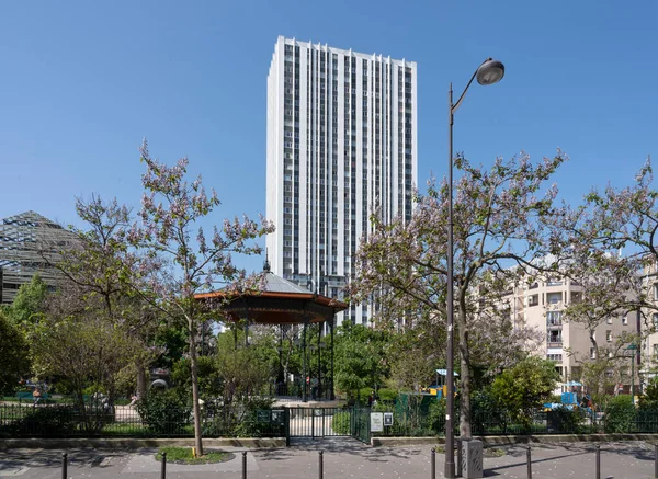法国巴黎 2023 Flandres District Serge Reggiani广场和后面一座大楼的景观 — 图库照片