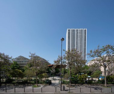 Paris, Fransa - 05: 19 2023 Flandres bölgesi. Meydan manzarası Serge Reggiani ve arkasında bir bina