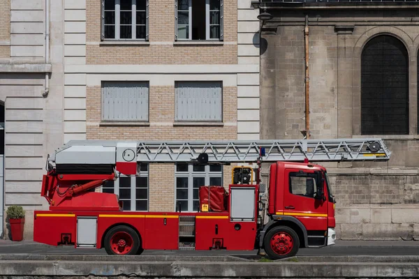 法国巴黎05 2023 在圣马丁运河看到一辆红色消防车 上面有折叠式梯子 — 图库照片