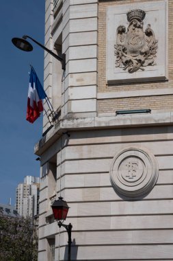 Paris, Fransa - 05: 19: 2023: Taş duvar boyunca bir kırmızı sokak lambası ve bir Fransız bayrağı
