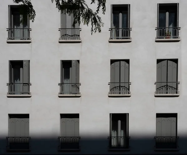 法国巴黎 2023 灰色和白色公寓楼立面景观 — 图库照片