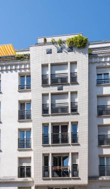 Paris, Fransa - 06 03 2023: Tipik beyaz bir apartmanın dış görünüşü