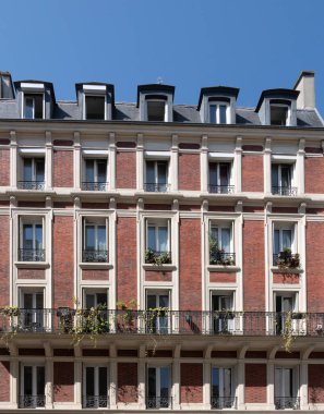 Paris, Fransa - 06 03 2023: Pembe ve beyaz bir apartmanın dış görünüşü