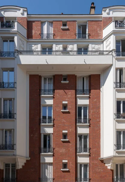 Paryż Francja 2023 Widok Fasadę Różowo Białego Apartamentowca — Zdjęcie stockowe