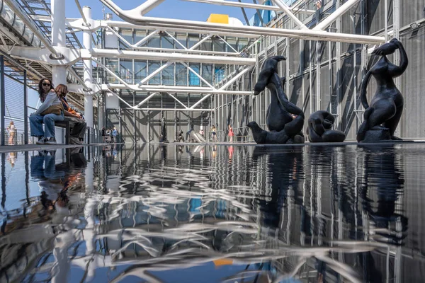 法国巴黎 2023 Centre Pompidou View Roof Museum People Structure Sculptures — 图库照片