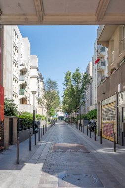 Paris, Fransa - 05: 20 2023: Konut binaları olan iki tipik caddenin panoramik görünümü