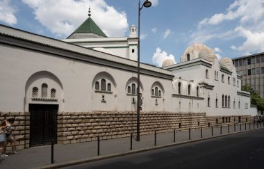 Paris, Fransa - 06 10 2023: Paris 'in büyük camii. Dışarıdan görünen beyaz cephe