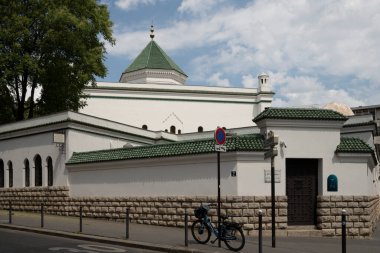Paris, Fransa - 06 10 2023: Paris 'in büyük camii. Dışarıdan görünen beyaz cephe